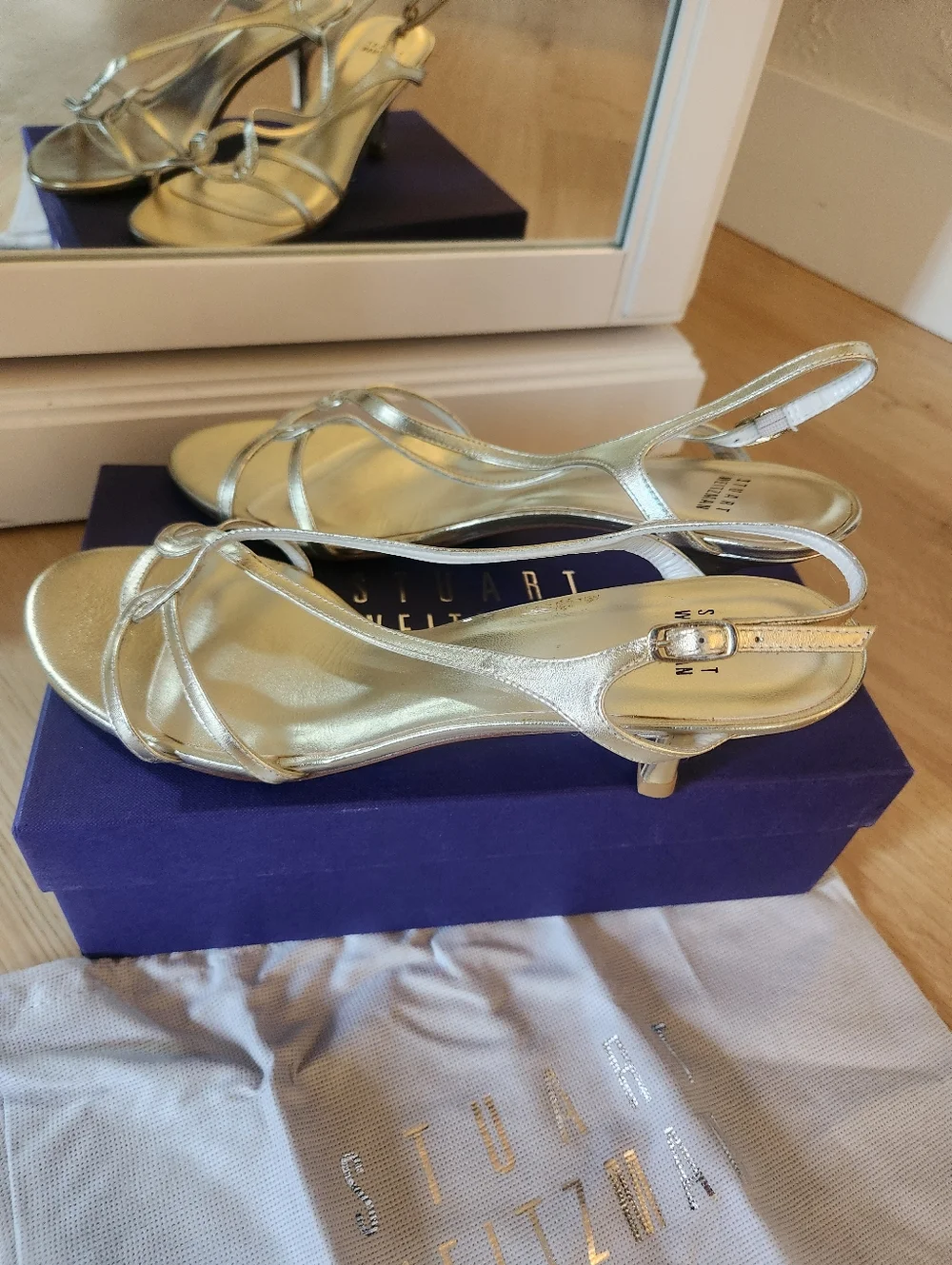 Stuart Weitzman | Reversal Strappy Sandal in Gold - Picture 4 of 8